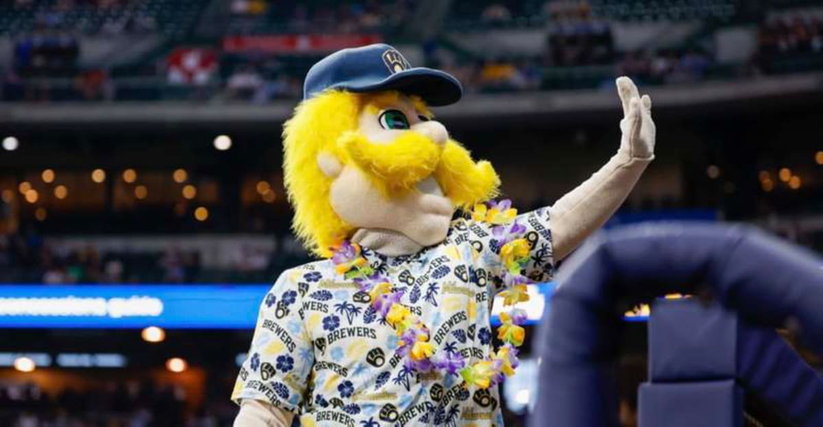MLB, Baseball Herren, USA 2023: Braves vs Brewers JUL 22 July 22, 2023: Milwaukee Brewer Mascot Bernie Brewer waving to the crowd before the game between the Milwaukee Brewers and the Atlanta Braves at American Family Field in Milwaukee, WI. Darren Lee/CSM Milwaukee Wisconsin United States of America EDITORIAL USE ONLY Copyright: xx ZUMA-20230722_zma_c04_381.jpg DarrenxLeex csmphotothree123754 ©IMAGO/Newscom World