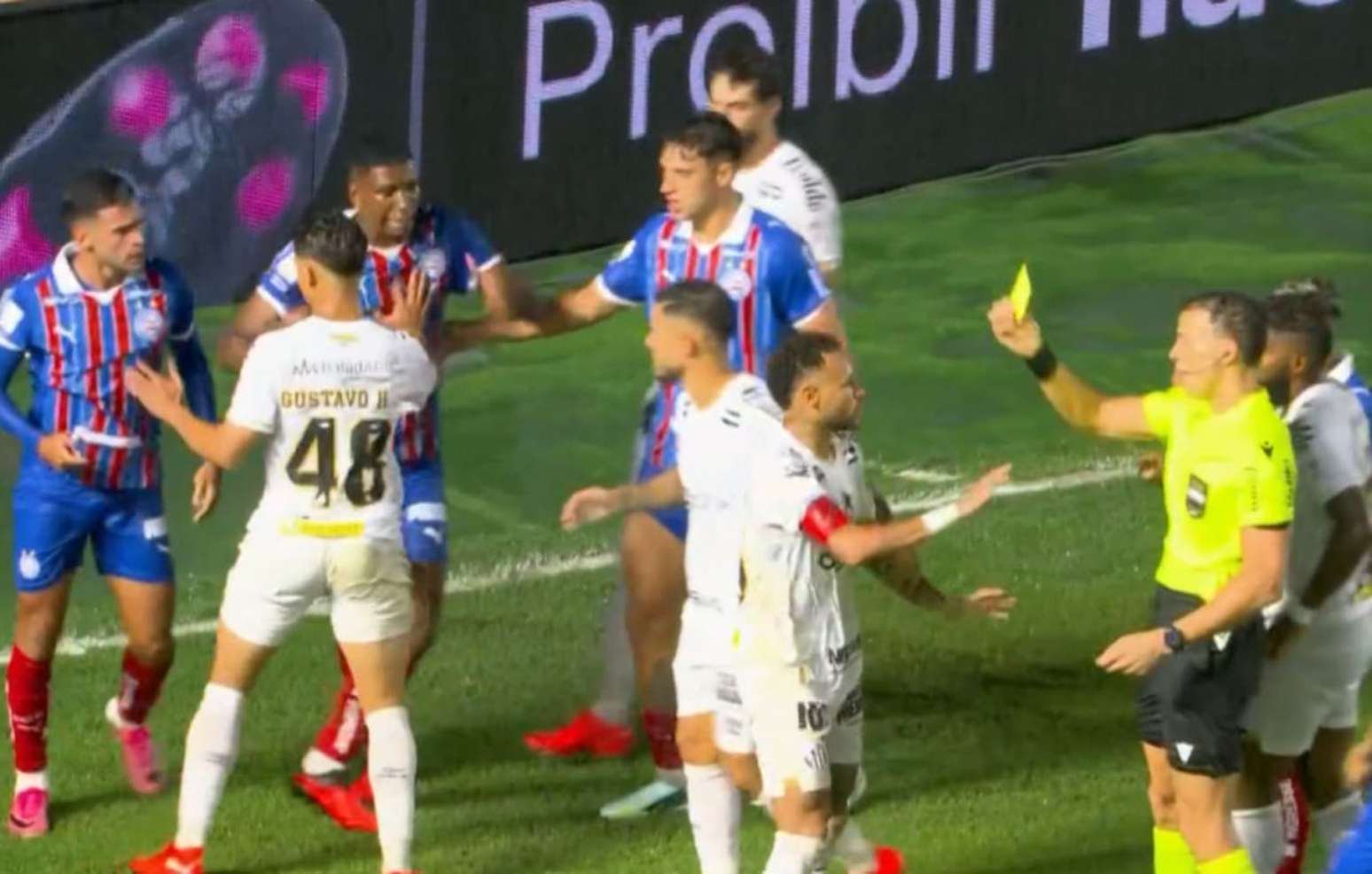Neymar leva amarelo após confusão com Nestor. Ney ainda criaria caso com outros jogadores do Bahia e até com o técnico Rogério Ceni.