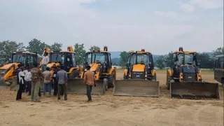 रामनगर के महाविद्यालय में पुछड़ी में अतिक्रमण तोड़ने के लिए बुलाई गई जेसीबी मशीन। जागरण