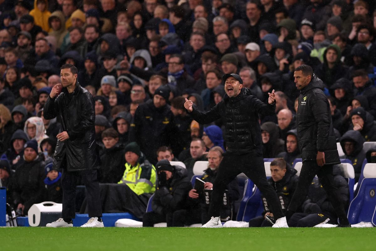 Roberto De Zerbi barks orders at his Tottenham side against Chelsea