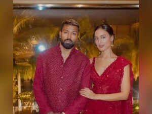 Hardik Pandya gets roses from gf Mahieka