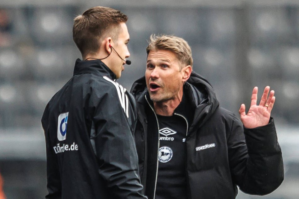Diskussion erfolglos: Arminia-Coach Oliver Kirch (44) musste den späten Strafstoß gegen sein Team hinnehmen.
