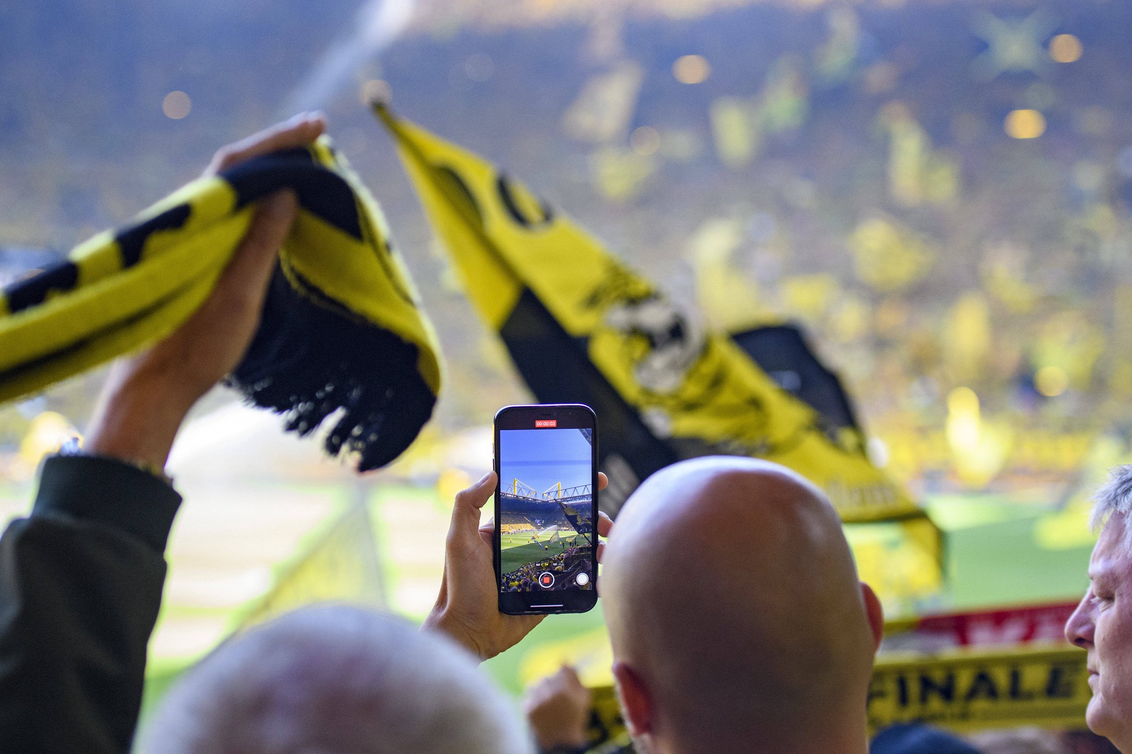 Ein Mann filmt ein BVB-Spiel.