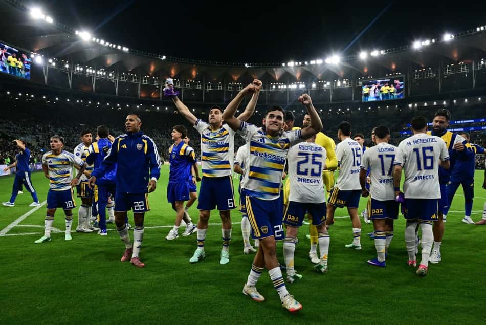 Elenco do Boca Juniors comemorando vitória em cima do Vasco, no Maracanã