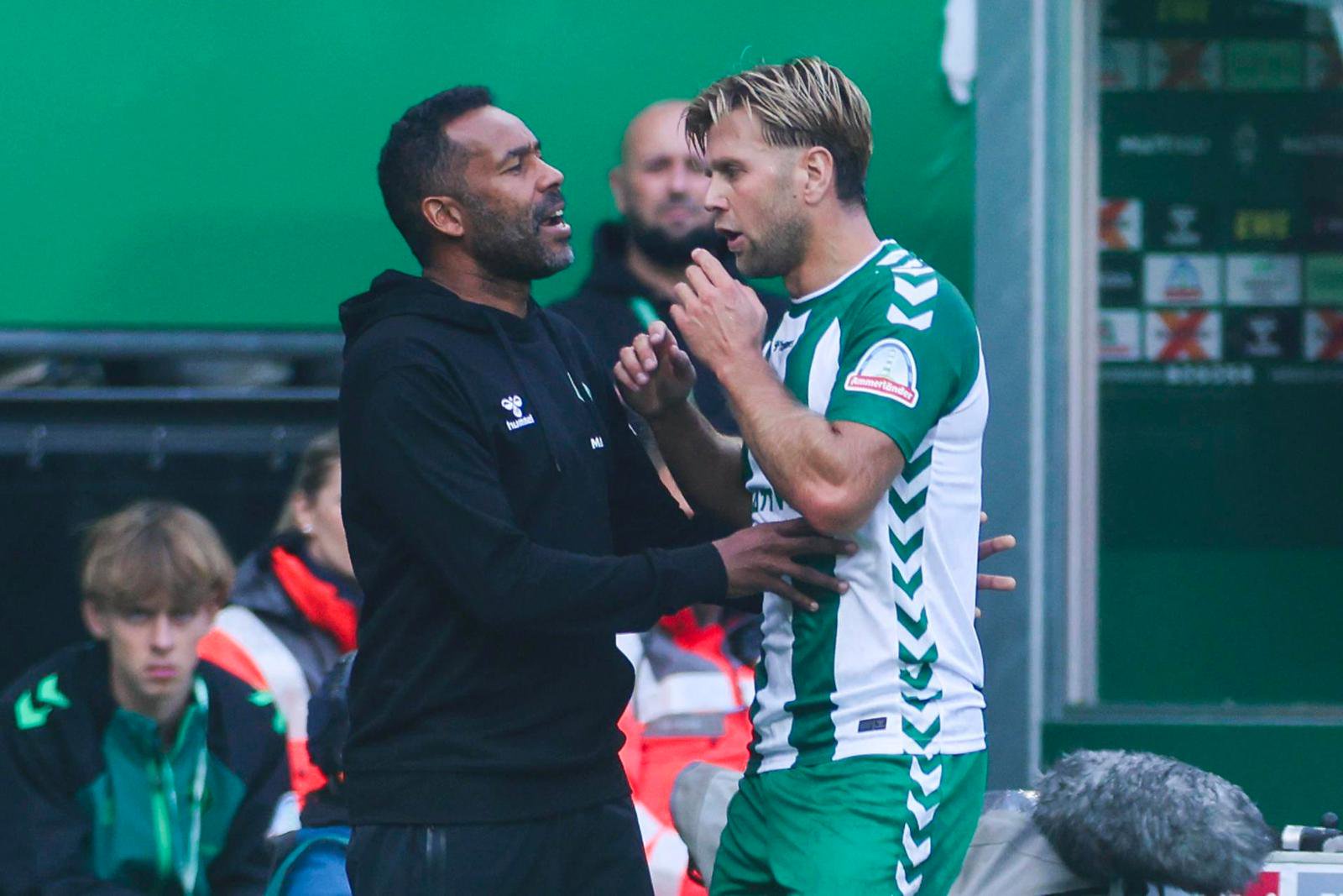 Daniel Thioune (links) erklärt, warum es manchmal anspruchsvoll ist, mit Niclas Füllkrug (rechts) zusammenzuarbeiten – und was ihn am Stürmer von Werder Bremen begeistert! (Archivbild)