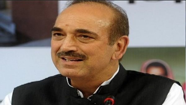 अनुभवहीन चाटुकारों की मंडली