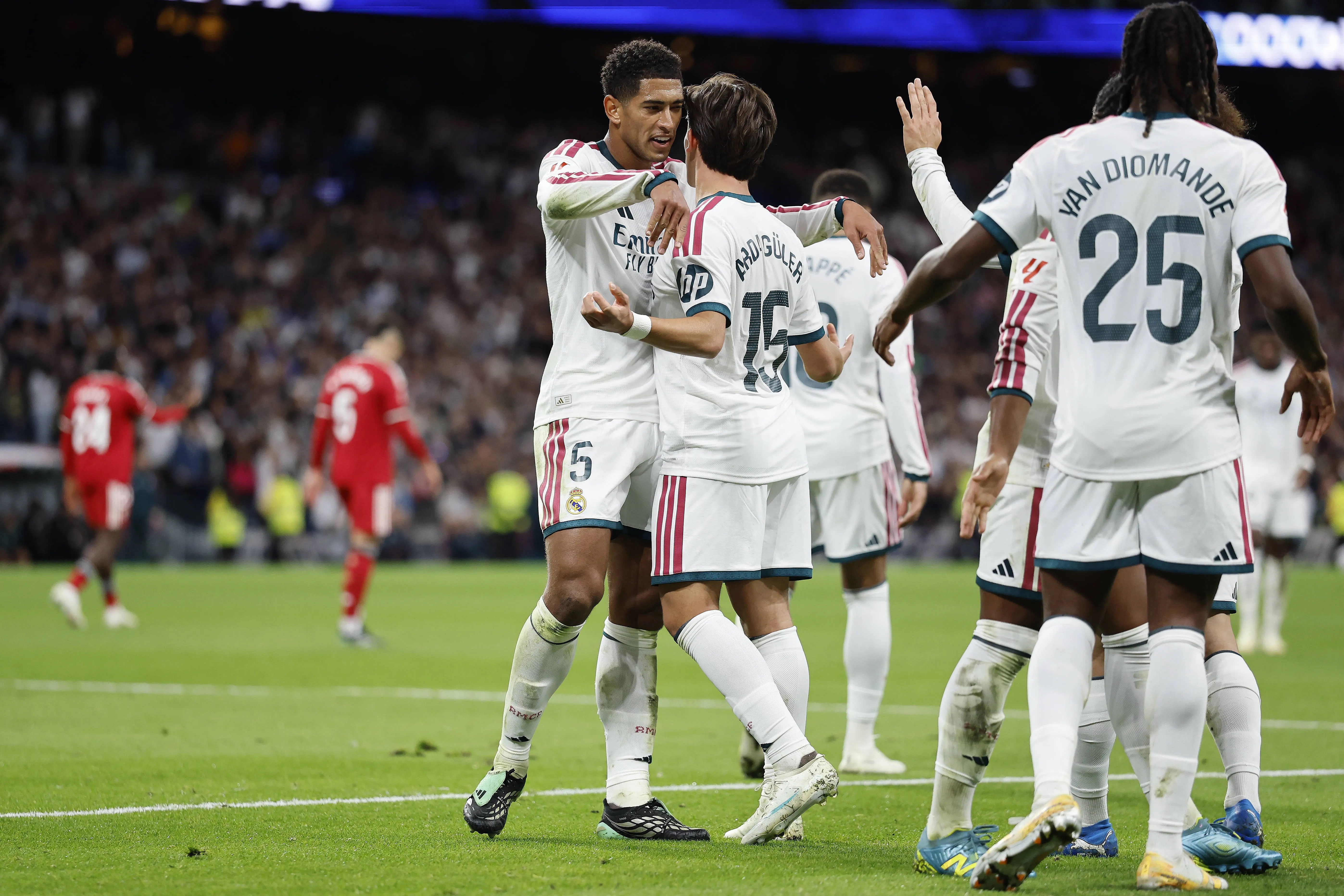 Jogadores do Real Madrid celebram gol de Arda Güler