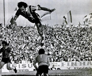 A cambalhota que não deu certo na final do Gauchão de 1977. Foto: Revista Placar