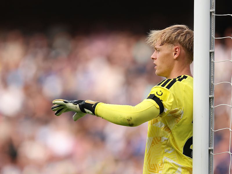 Alert to keep out a pinball in the penalty box in the opening minutes. A tough afternoon distributing the ball in very windy conditions. Made a stunning stop to deny Darío Osorio in the second half to keep his clean sheet intact. 

