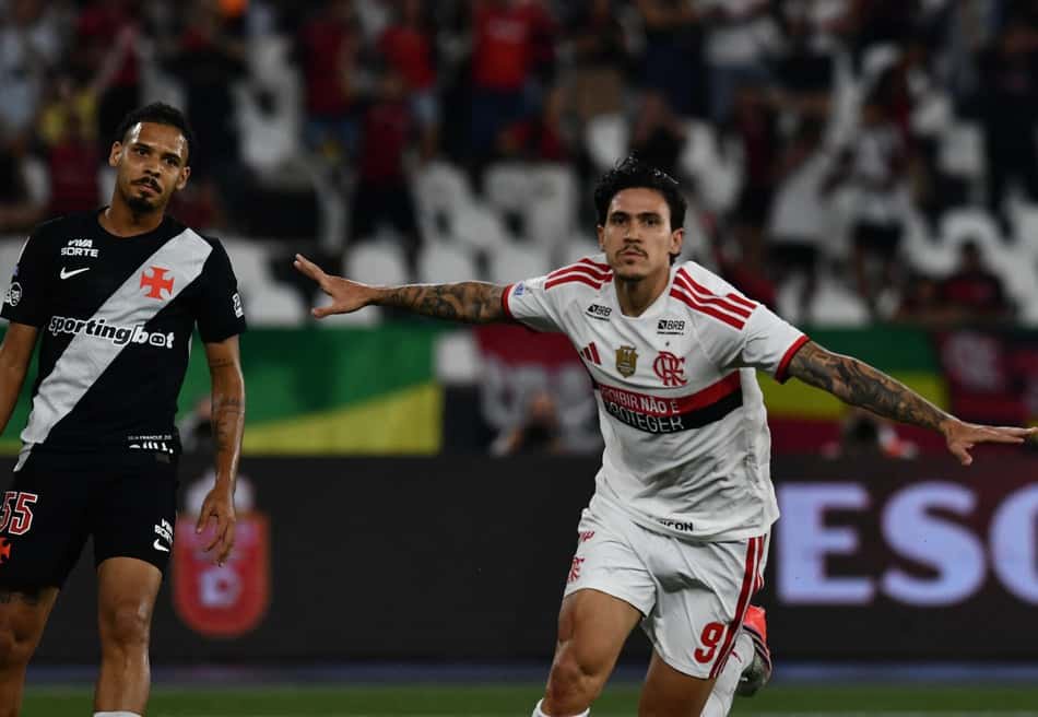 Pedro celebra rompendo jejum de gols pelo Flamengo no clássico contra o Vasco.