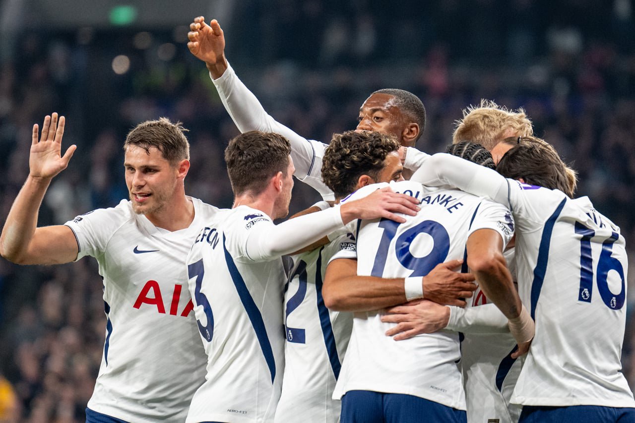 Tottenham celebrate squad team generic 26/27