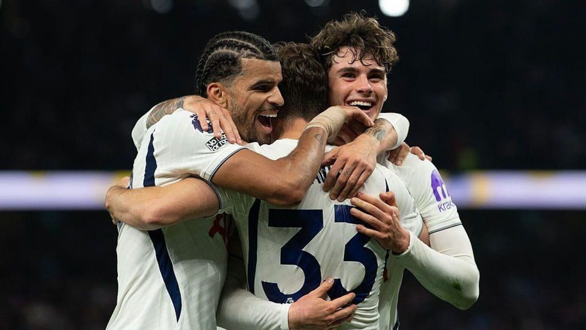 Tottenham players celebrate 