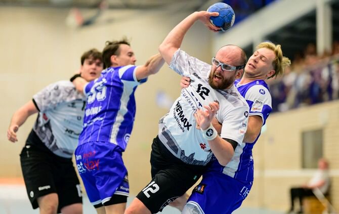 Evgeni Prasolov (mit Ball) und der VfL Waiblingen warten weiter auf den ersten Heimsieg in dieser Saison.  Gegen Unterensingen r