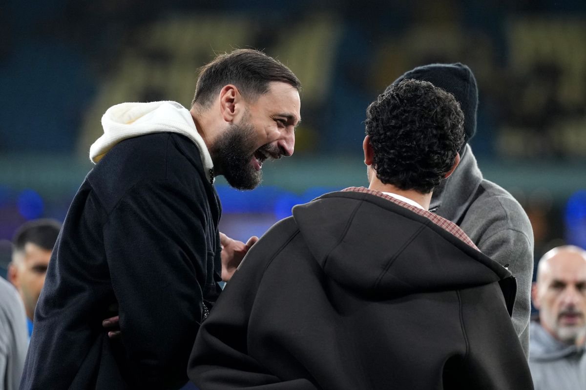 MANCHESTER, ENGLAND - OCTOBER 28: Gianluigi Donnarumma of Manchester City speaks at the side of the pitch before the Carabao Cup Fourth Round match between Manchester City and Brighton & Hove Albion at Etihad Stadium on October 28, 2026 in Manchester, England. (Photo by Lexy Ilsley/Manchester City FC via Getty Images)