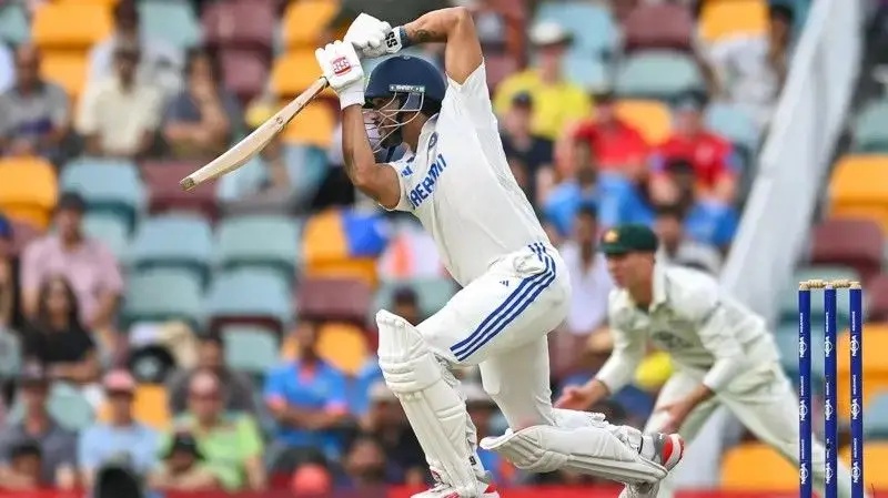 میلبرن میں جاری میچ میں نئے کھلاڑی نتیش ریڈی نے سنچری بنا کر انڈیا کو فالو آن سے بچا لیا ہے