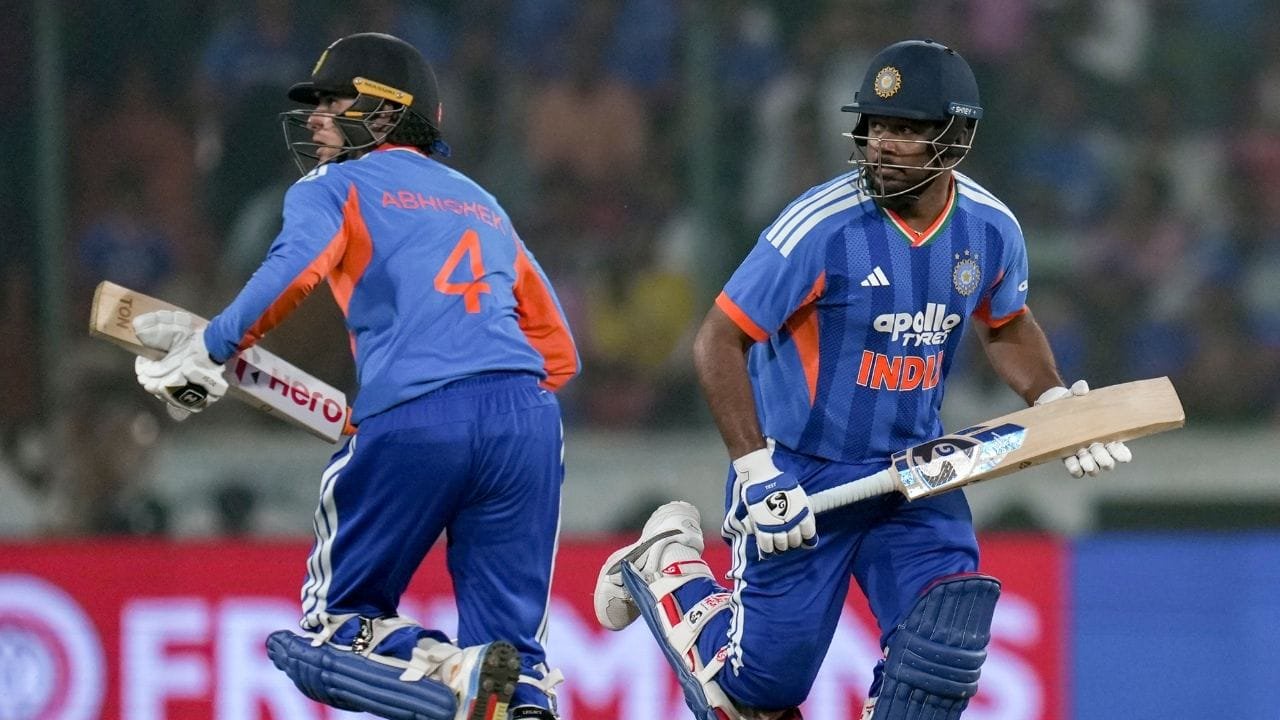 वहीं इस दौरान टीम इंडिया ने भी टी20 में अपनी सबसे तेज फिफ्टी पूरी की. भारत के 50 रन ठीक 3 ओवर में पूरे हुए और इस तरह न्यूजीलैंड के खिलाफ 3.1 ओवर वाला रिकॉर्ड टूट गया. (Photo: PTI)
