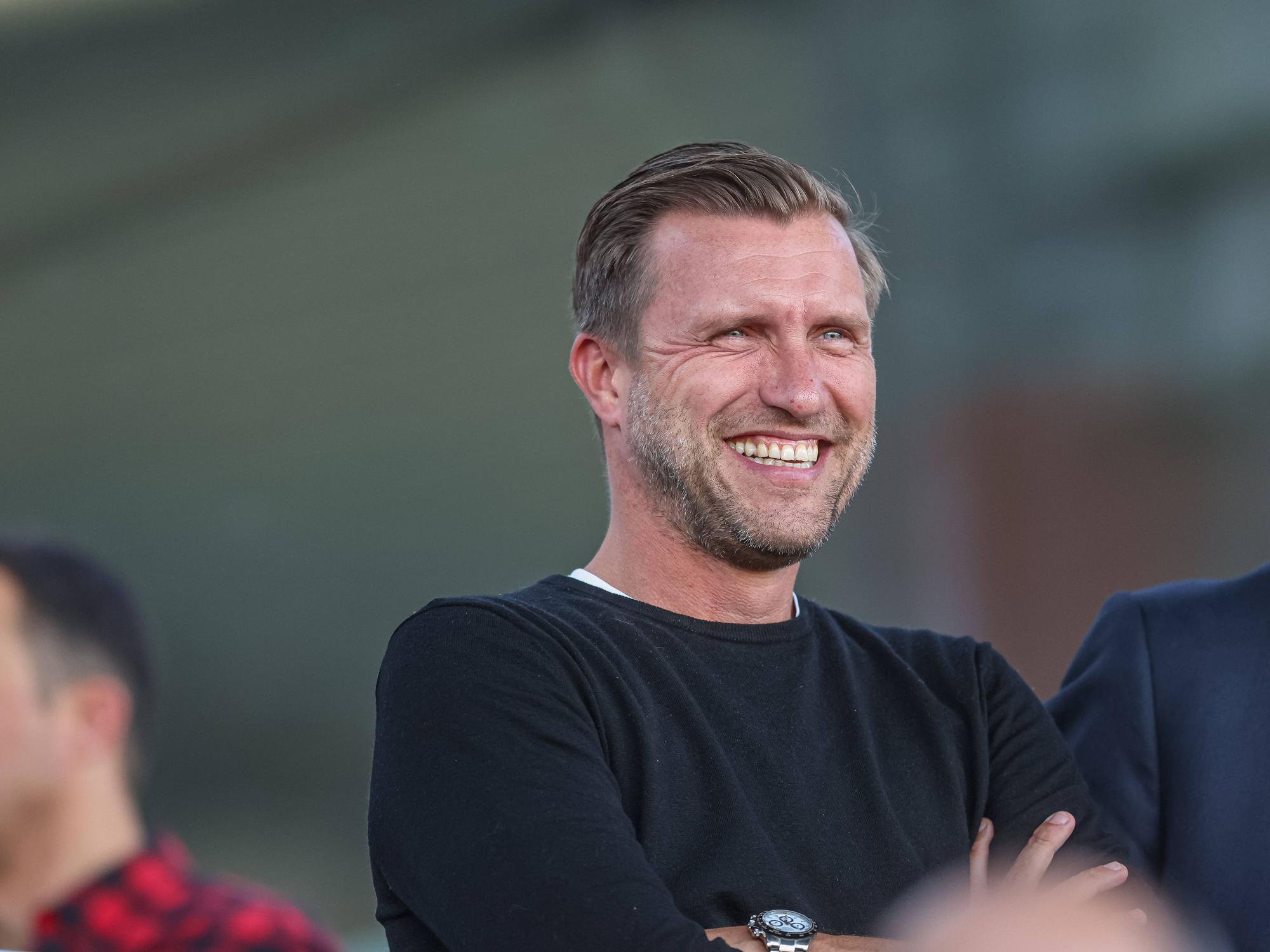 Markus Krösche lacht beim Spiel Eintracht Frankfurt gegen den FC Bayern München in der Frauen-Bundesliga.