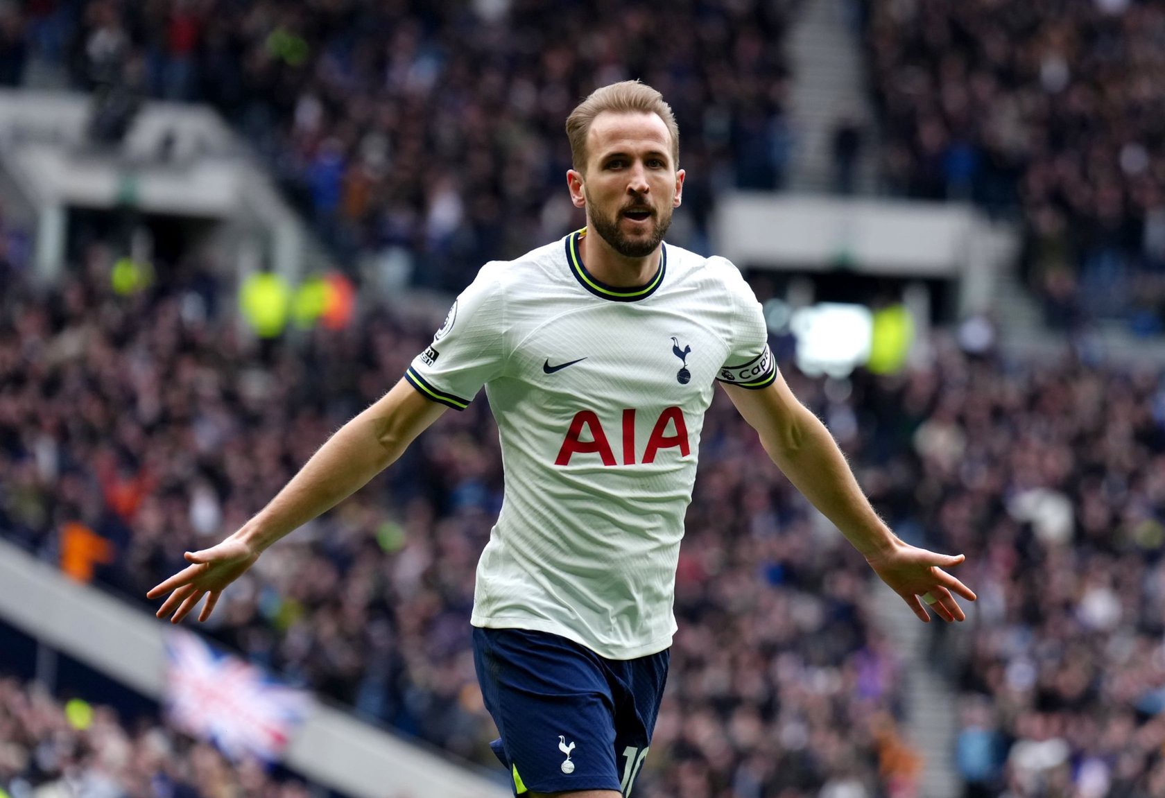  Harry Kane jubelt im Trkot von Tottenham Hotspur