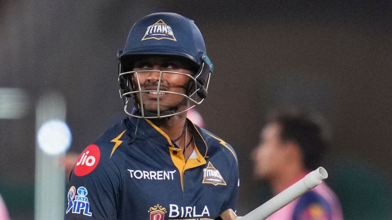 साई सुदर्शन की यह पारी इसलिए भी खास रही क्योंकि उन्होंने शुभमन गिल की गैरमौजूदगी में जिम्मेदारी उठाई और टीम को मजबूत शुरुआत दिलाई. पारी की शुरुआत में साई सुदर्शन ने युवा बल्लेबाज कुमार कुशाग्र के साथ पहले विकेट के लिए 78 रनों की तेज साझेदारी की.  (PHOTO CREDIT- PTI)