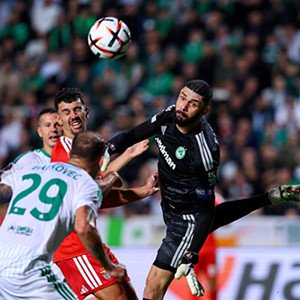 Lance de perigo na área cipriota. Foto: EPA/KOSTAKIS SAVVIDES (Omonia-Benfica)