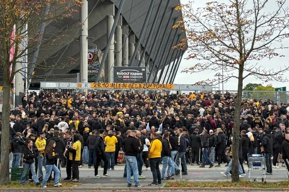 Die Dynamo-Fans sind schon in großer Zahl am RHS und warten vor dem K-Block auf den Einlass.