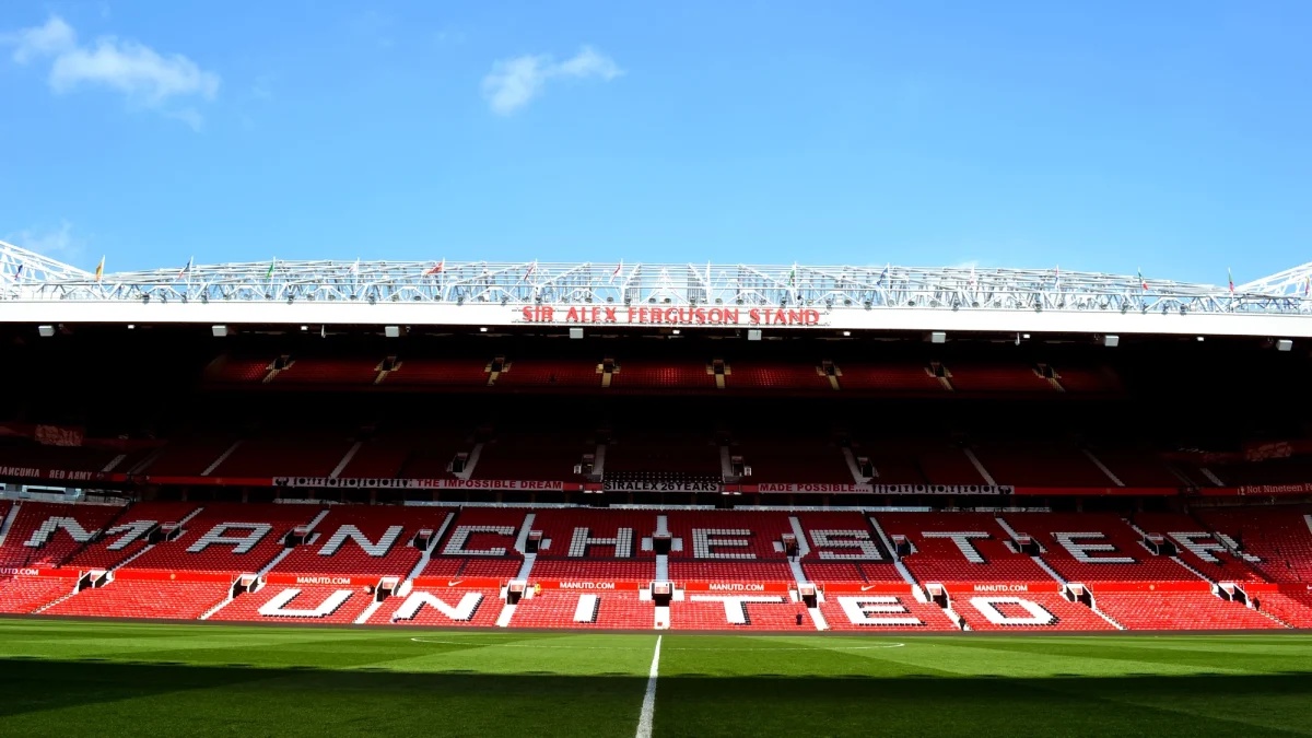 Manchester United target left-back reinforcement in January