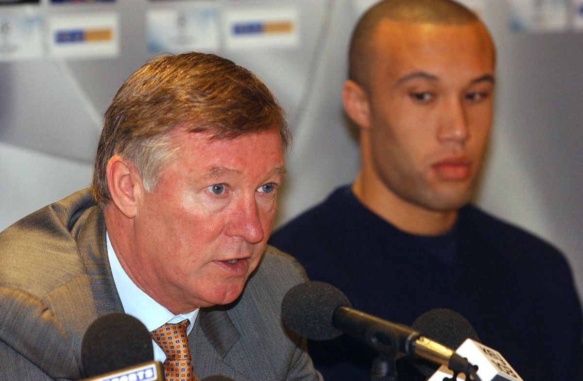 Manchester United coach Sir Alex Ferguson (L), flanked by Manchester defender French Mikael Silvestre, gives a press conference 25 February 2002 in Manchester, on the eve of their European Champions League match vs Nantes. 