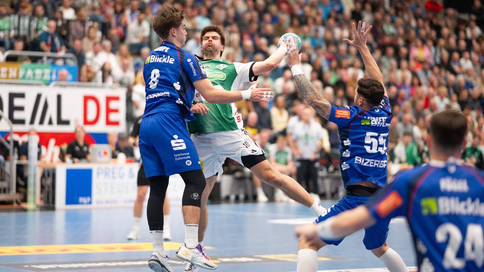 Renars Uscins (2.v.l.) von der TSV Hannover-Burgdorf im Spiel bei Balingen-Weilstetten beim Wurf 