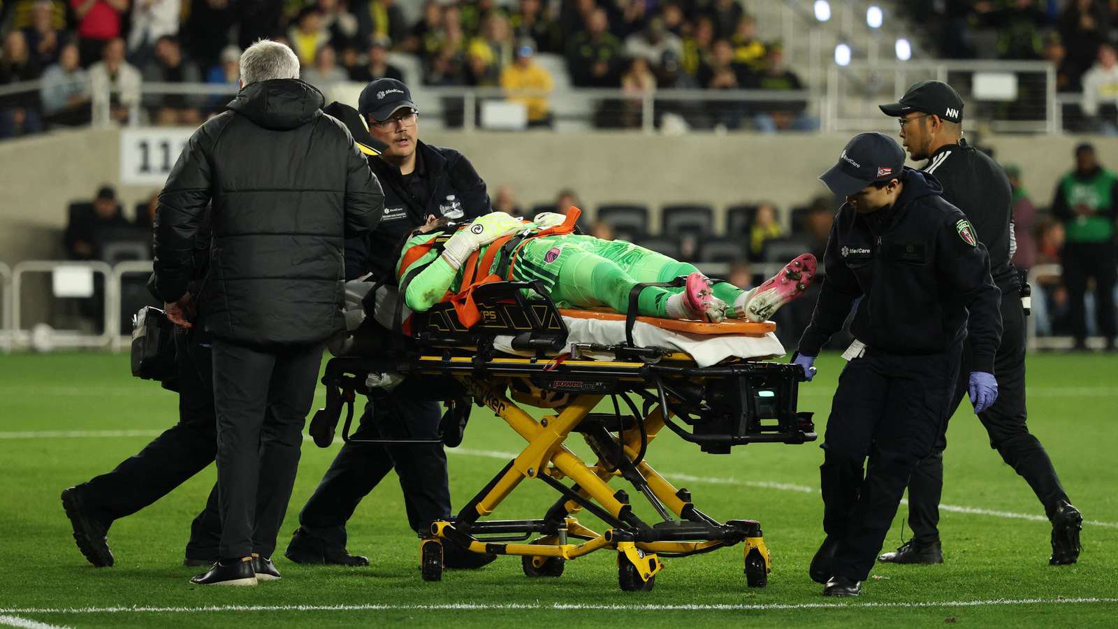 Roman Bürki wird auf einer Trage abtransportiert