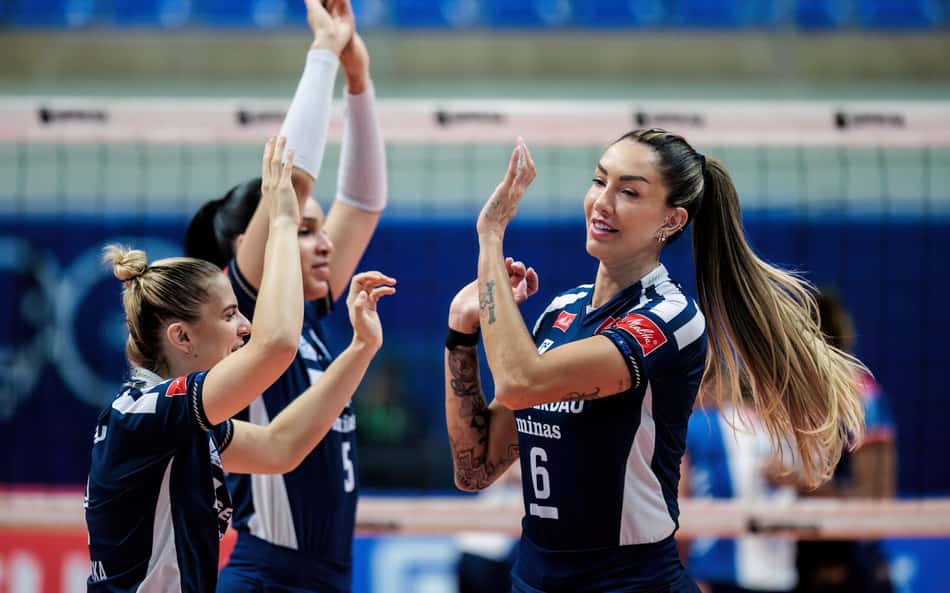 Jogadoras do Minas Abel Moda Vôlei em uniforme azul comemorando durante a Superliga de vôlei