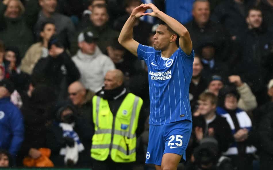 Jogador do Brighton & Hove Albion faz gesto de coração durante a partida contra Crystal Palace.
