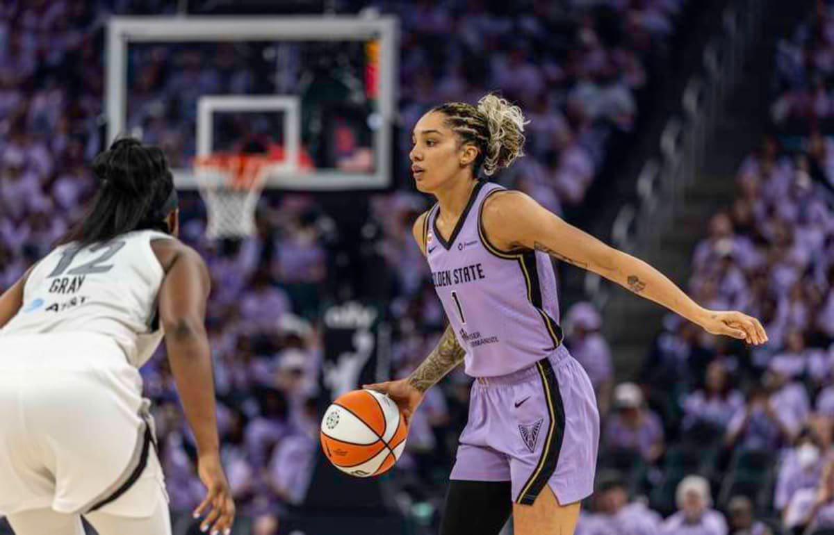 OCT 04 2026 San Francisco, CA U.S.A. Golden State Valkyries forward Gabby Williams 1sets the play during the WNBA, Basketball Damen, USA semifinals playoff game 1 western conference between the Las Vegas Aces and the Golden State Valkyries at the Chase Centers. / CSM San Francisco USA – ZUMAc04_ 20261004_zma_c04_440 Copyright: xThurmanxJamesx ©IMAGO/ZUMA Press Wire