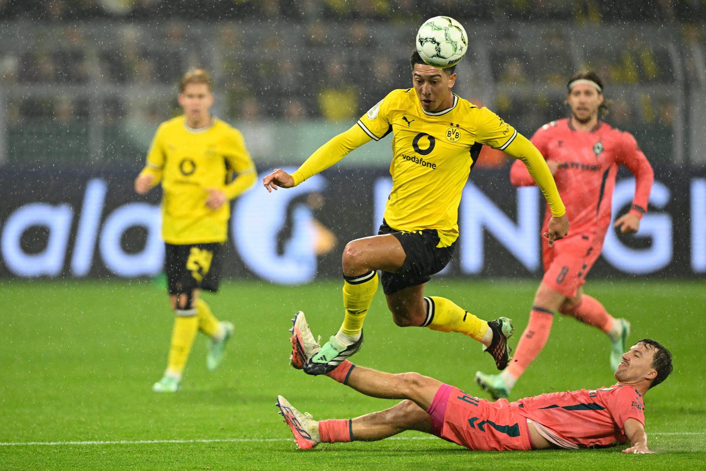 Dortmund’s English midfielder #07 Jobe Bellingham and Bremen’s Dutch midfielder #44 Youri Regeer vie for the ball during the German Cup (DFB-Pokal) football match between BVB Borussia Dortmund and Werder Bremen in Dortmund, western Germany on October 27, 2026. (Photo by INA FASSBENDER / AFP via Getty Images) / DFB REGULATIONS PROHIBIT ANY USE OF PHOTOGRAPHS AS IMAGE SEQUENCES AND QUASI-VIDEO.