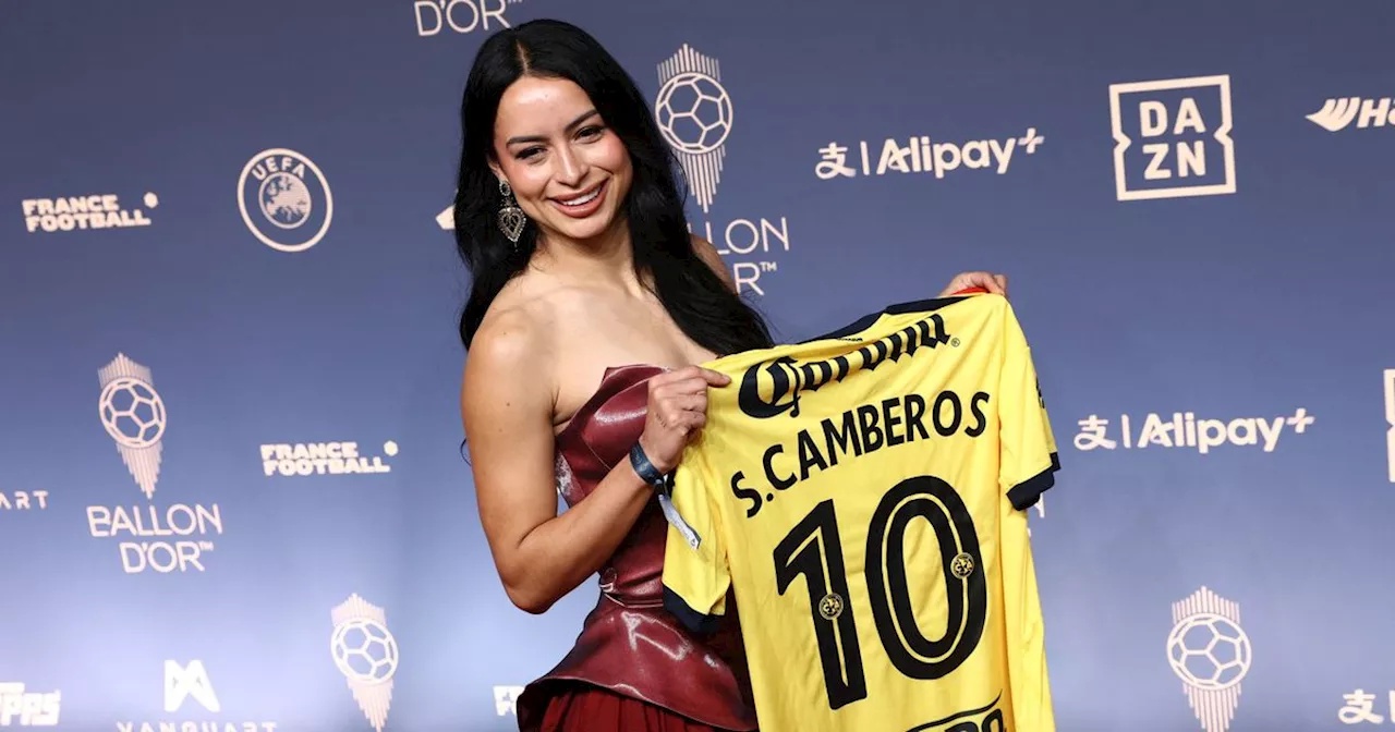 Hingucker beim Ballon d'Or: Kandidatin posiert mit Trikot auf Roten Teppich