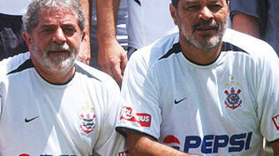 Sócrates e Lula; craque do Corinthians, da Seleção Brasileira e cidadão presente na campanha das Diretas Já, Sócrates sempre externou sua admiração pelo presidente Lula e sempre se posicionou do lado da democracia contra a abjeta ditadura