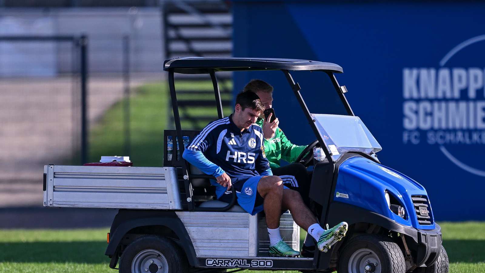 Schalke-Verteidiger Maximilian Wöber wird im Golfcart weggefahren.