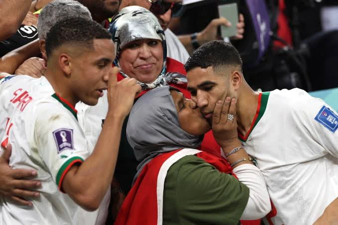 Moroccan footballers who brought their moms to Qatar for the 2022 World Cup (Photos)