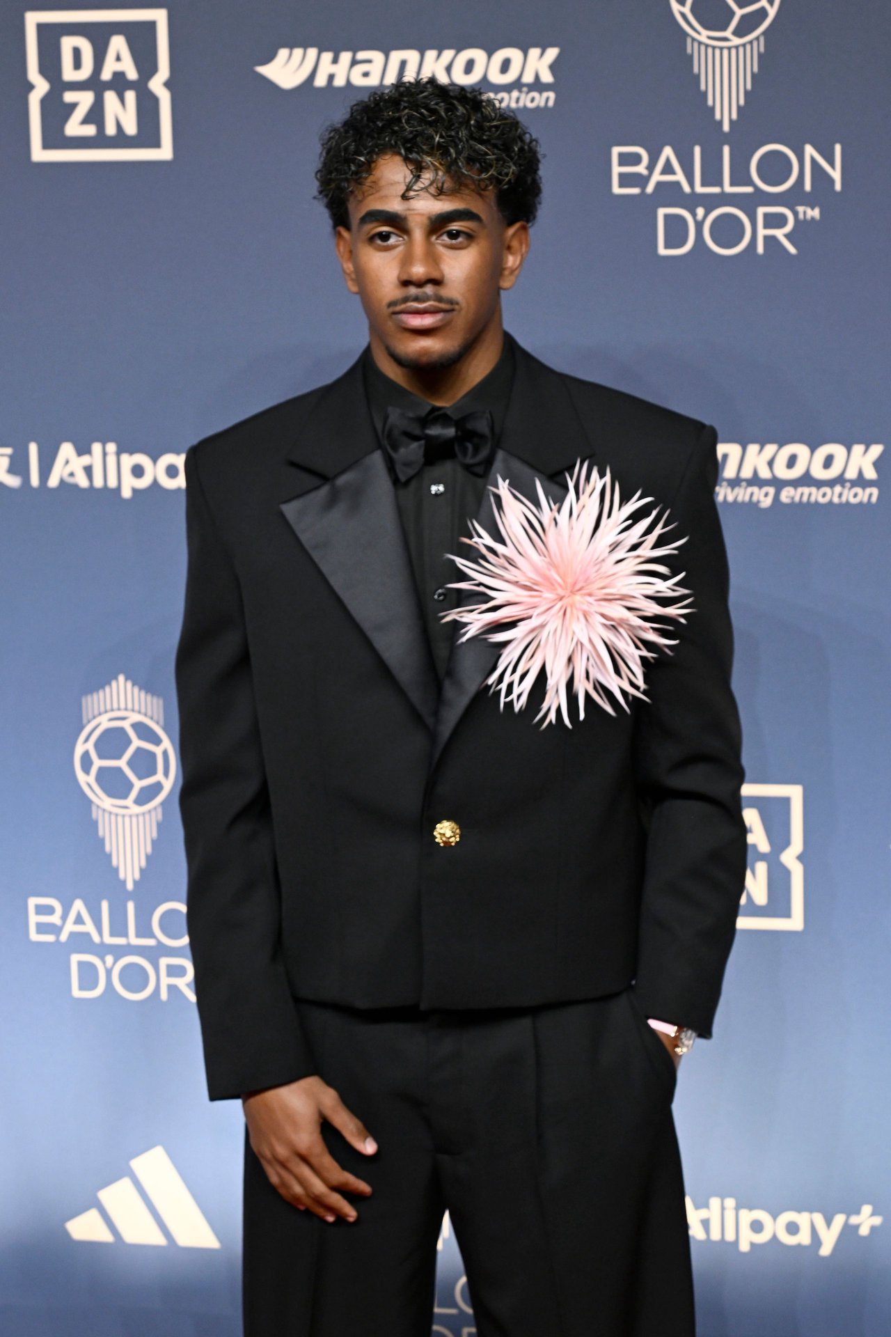 Au Ballon d'Or Lamine Yamal fait grimper son quotient mode dans un costume Chanel