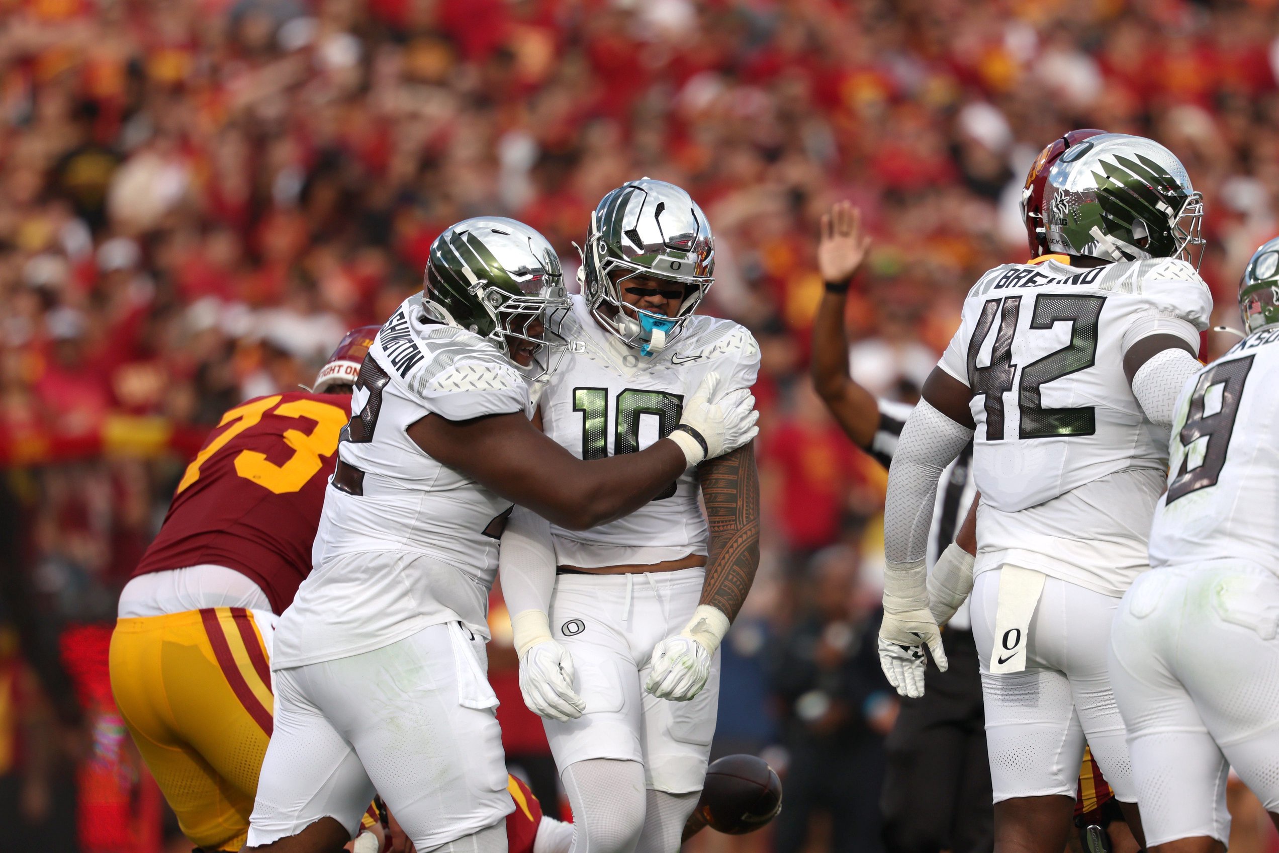 Sep 26, 2026; Los Angeles, California, USA;  Oregon Ducks linebacker Matayo Uiagalelei (10) celebrates with defensive lineman A'Mauri Washington (52) after a defensive play against the USC Trojans during the first quarter at United Airlines Field at Los Angeles Memorial Coliseum.  Mandatory Credit: Kiyoshi Mio-Imagn Images
