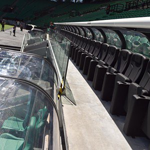 A 'pitch view row' permite aos adeptos verem o jogo logo atrás dos bancos de suplentes