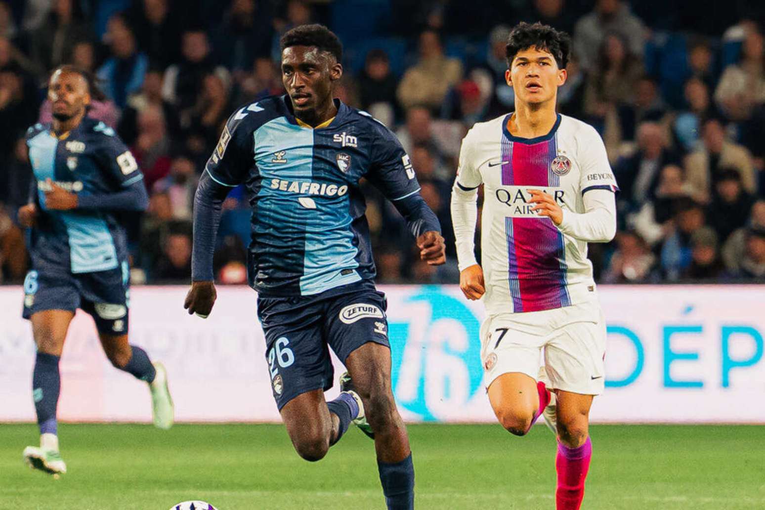 Jogadores de Le Havre e PSG em disputa de bola na Ligue 1 –
