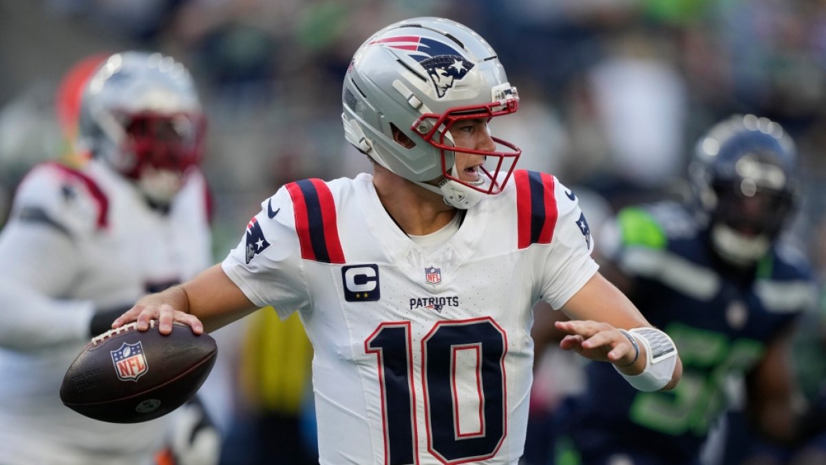 American Football, Männer: Profiliga NFL, Hauptrunde, Seattle Seahawks - New England Patriots. Drake Maye, Quarterback der New England Patriots, sucht nach einem Passempfänger. (Foto)