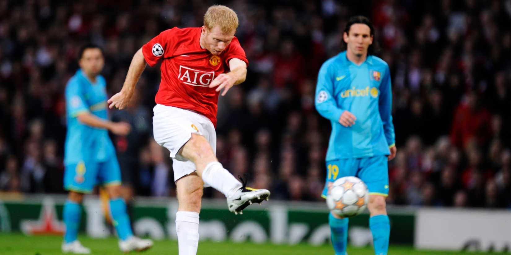 Paul Scholes shoots with Lionel Messi in distance