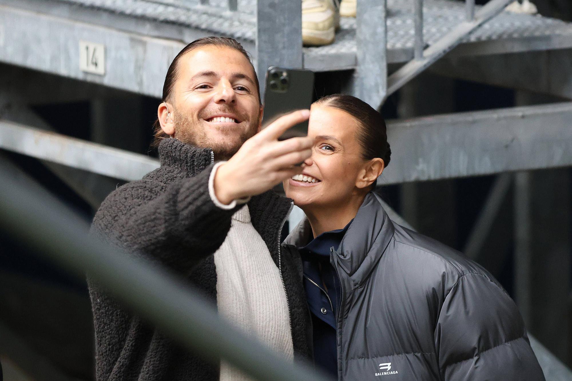 Riccardo Basile und Laura Wontorra machen im Schalker Stadion ein Pärchen-Selfie.