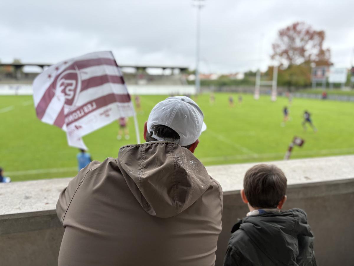 Nelson et son fils Samuel, au premier rang des tribunes, découvraient pour la premières fois l’ambiance des matchs des Lionnes