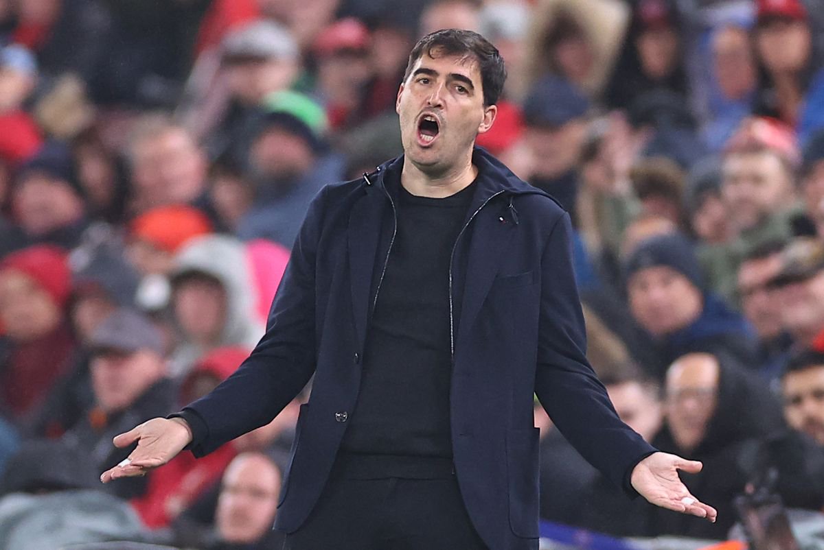 Andoni Iraola shouting on the touchline