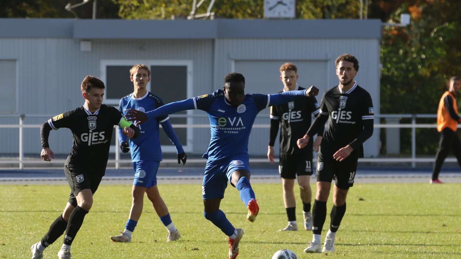 Stadtallendorf verpasst gegen Alzenau den erhofften sechsten Sieg in Folge. Hier bedrängen Damijan Heuser (links) und Julian Berninger-Bosshammer Alzenaus Cross Idahosa.