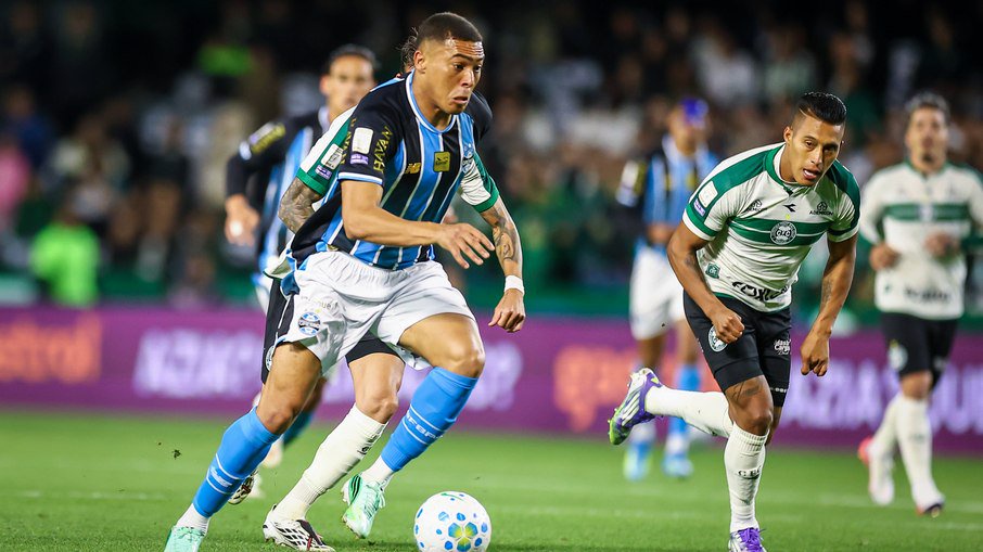 Grêmio bate Coritiba e afunda Corinthians; veja situação do Z4