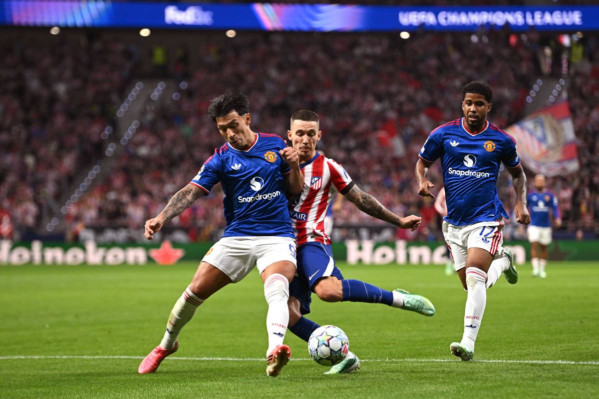 Lisandro Martinez is challenged by Alex Grimaldo during the UEFA Champions League 2026/27 League Phase MD2 match between Atletico de Madrid and Manchester United.