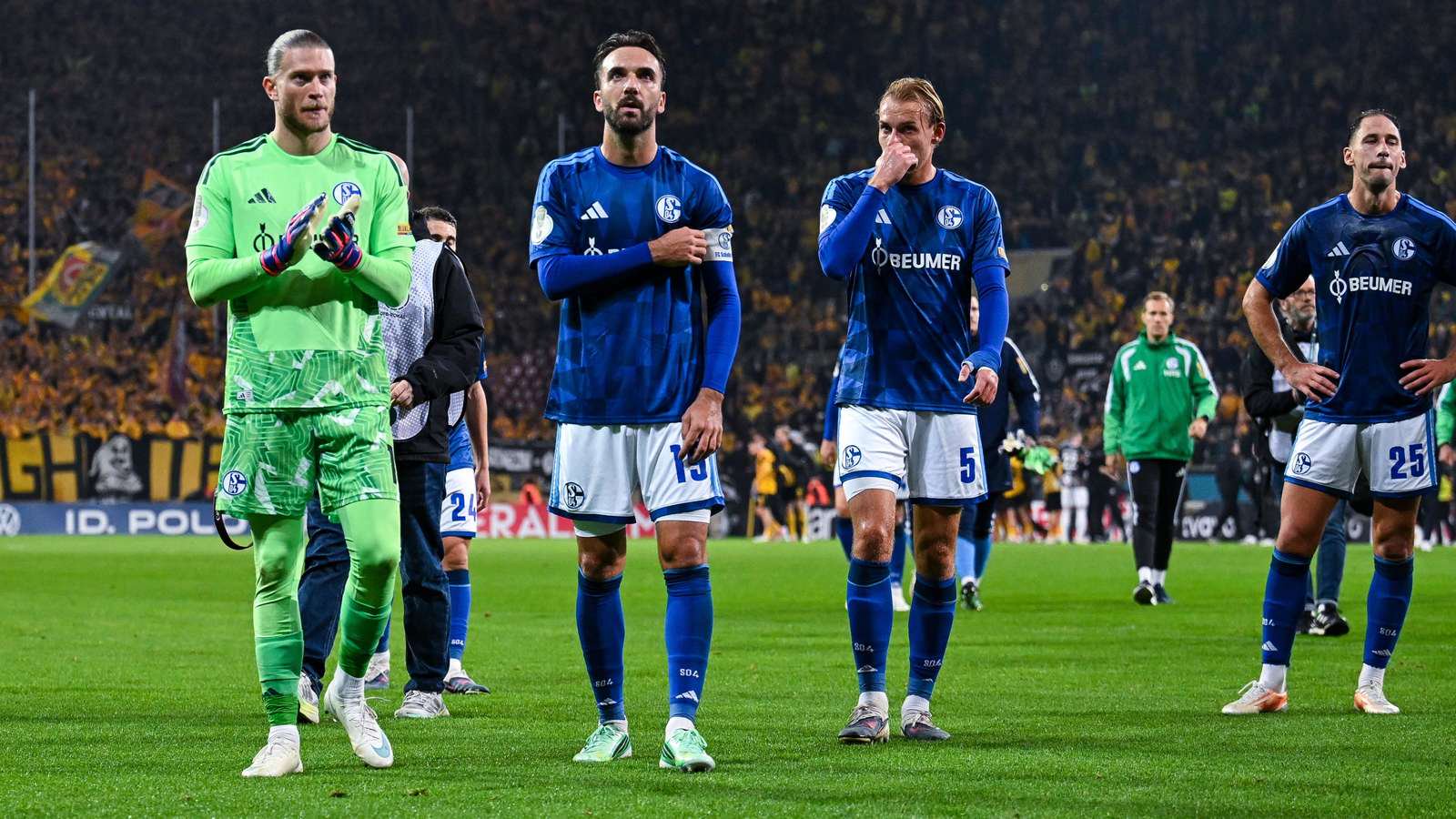 Enttäuschte S04-Führungsspieler in Dresden: Loris Karius (v.l.), Kenan Karaman, Timo Becker und Nikola Katic.